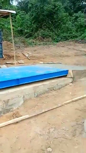 Concrete access ramps of the weighbridge